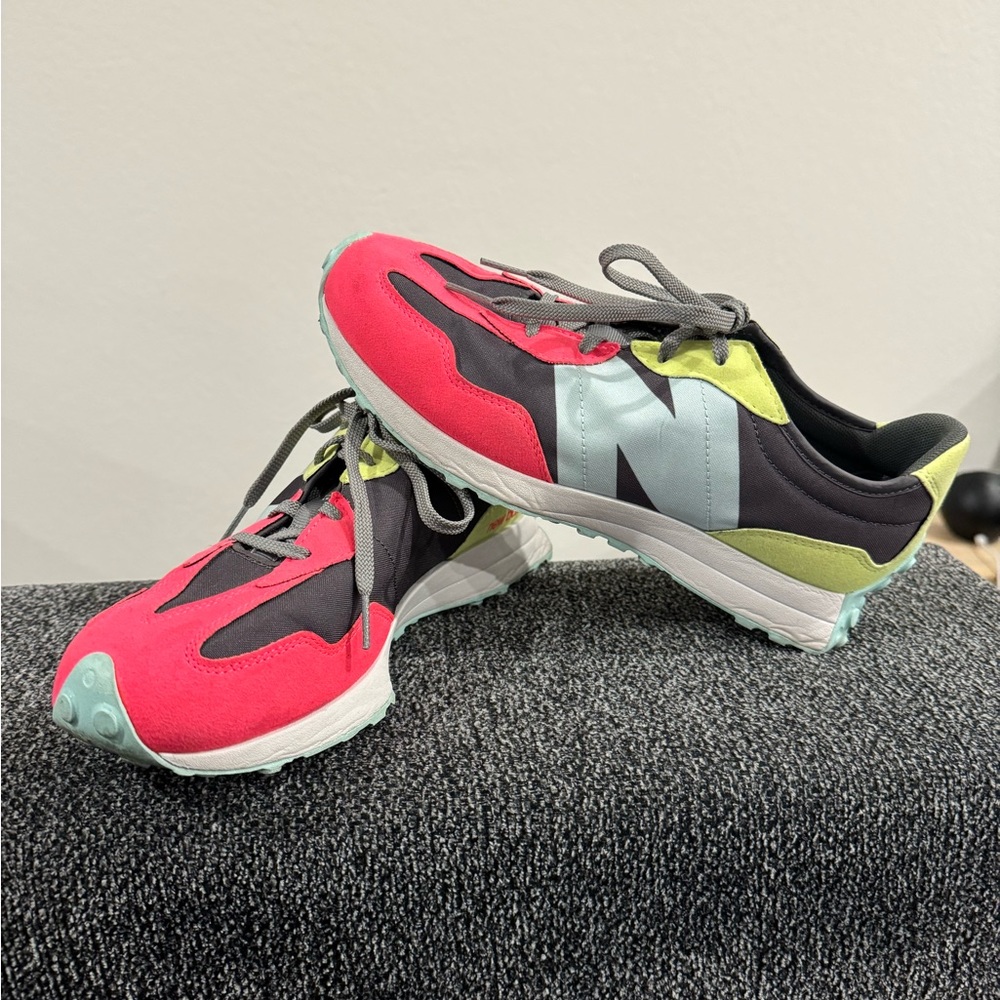 New Balance 327 Colorblock
"Grey/Pink/Lime"